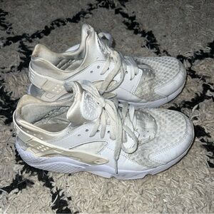 Nike Air Huarache Triple White size 8.5